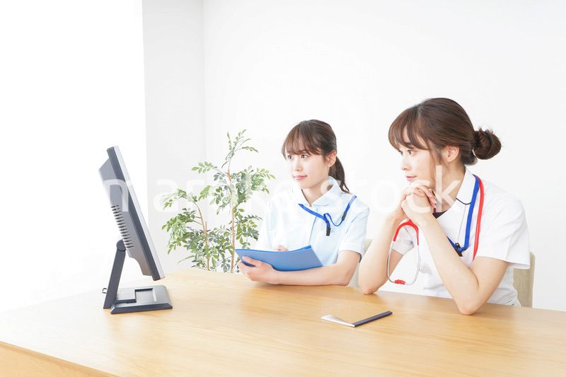 ブリーフィングをするドクターとナース