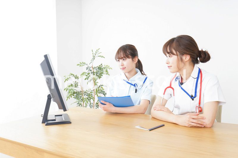 ブリーフィングをするドクターとナース