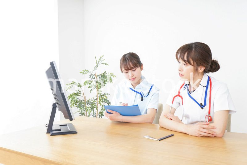 ブリーフィングをするドクターとナース