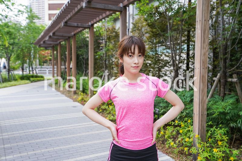 野外でトレーニングする女性