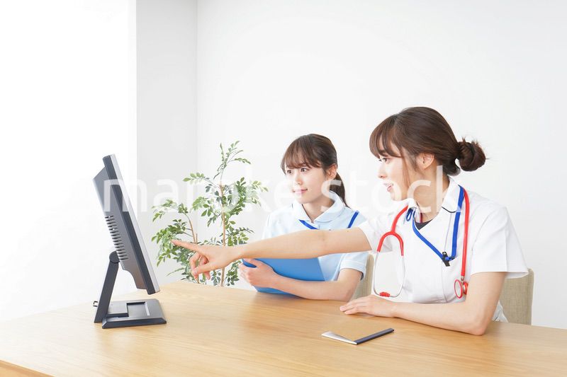 ブリーフィングをするドクターとナース