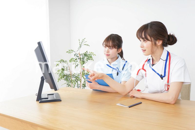 ブリーフィングをするドクターとナース