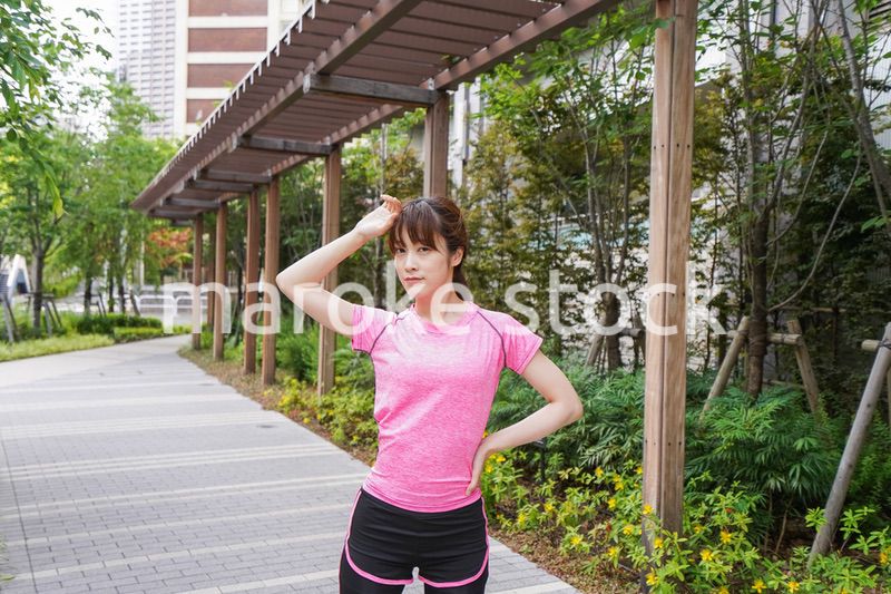 野外でトレーニングする女性