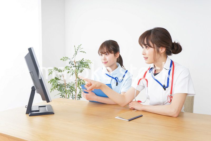 ブリーフィングをするドクターとナース