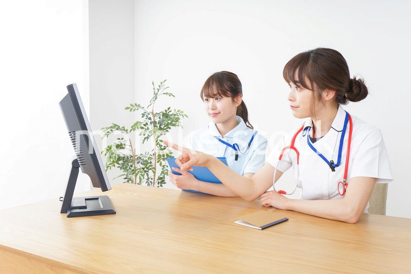 ブリーフィングをするドクターとナース