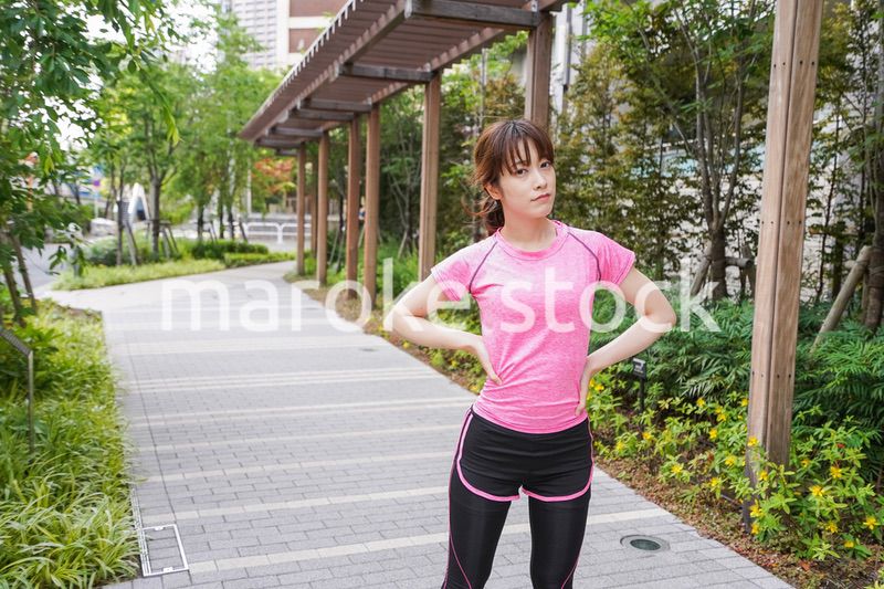 野外でトレーニングする女性