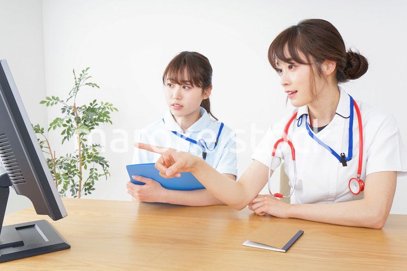 ブリーフィングをするドクターとナース