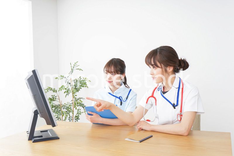 ブリーフィングをするドクターとナース