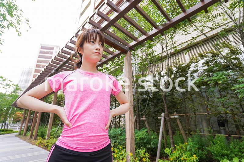 野外でトレーニングする女性