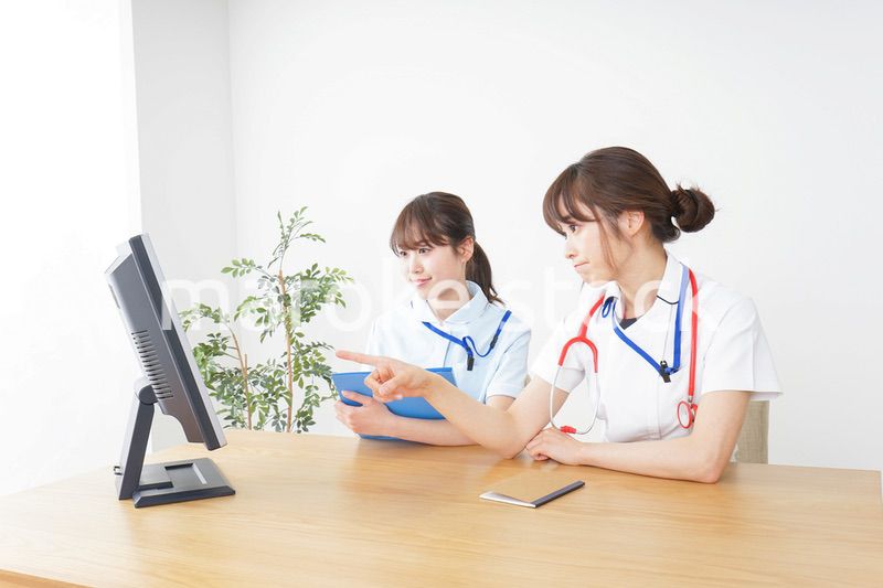 ブリーフィングをするドクターとナース