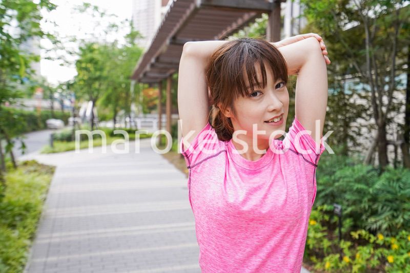 野外でトレーニングする女性