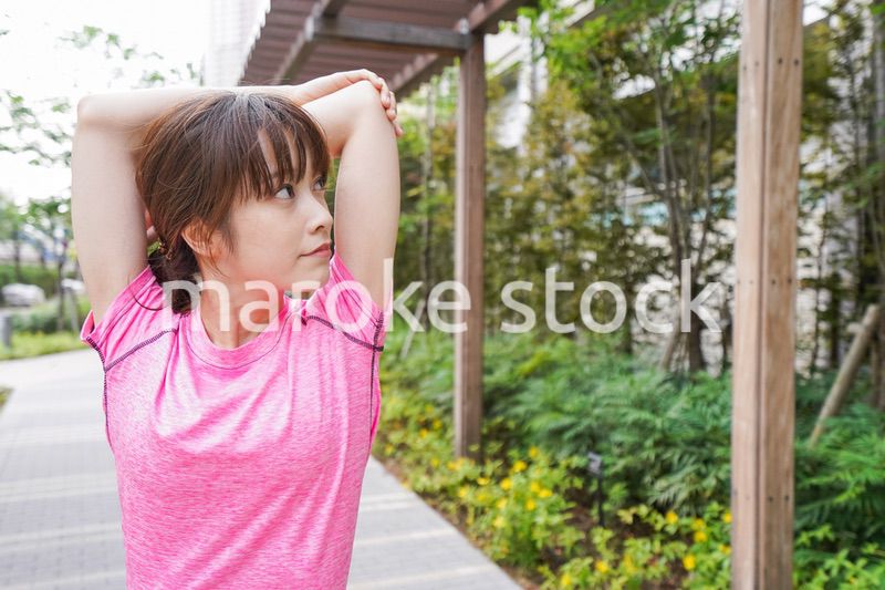 野外でトレーニングする女性