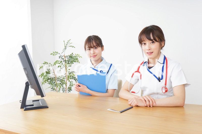 ブリーフィングをするドクターとナース