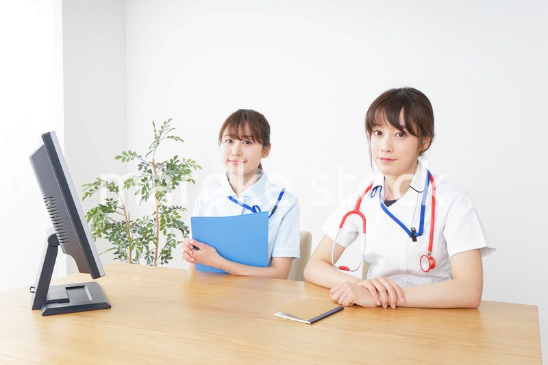 ブリーフィングをするドクターとナース