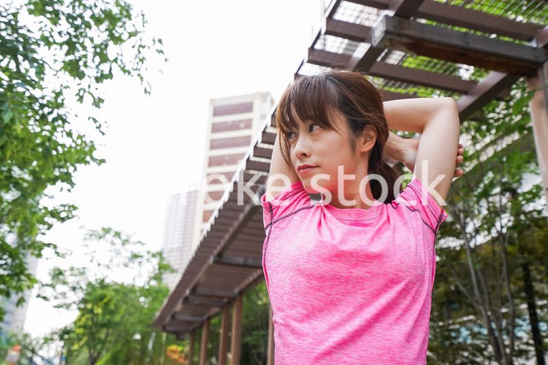 野外でトレーニングする女性