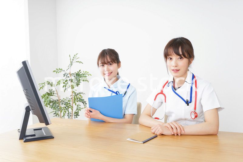 ブリーフィングをするドクターとナース