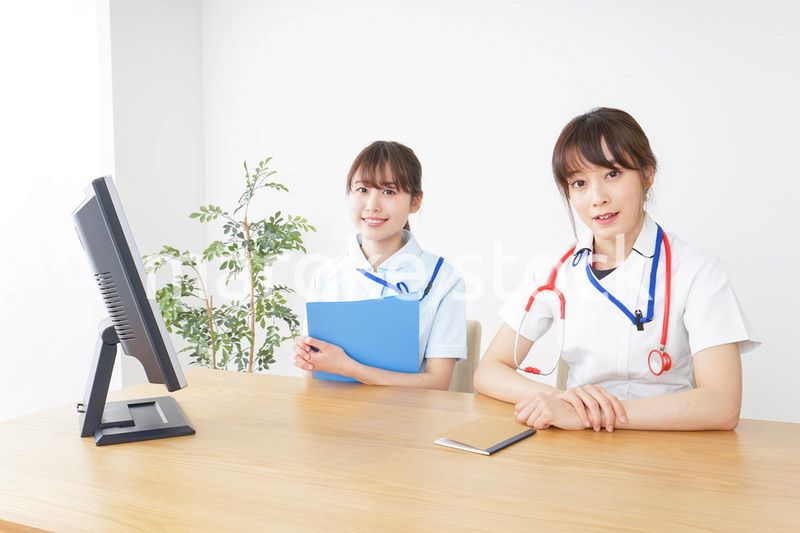 ブリーフィングをするドクターとナース