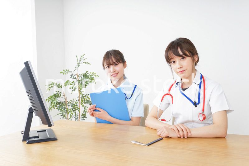 ブリーフィングをするドクターとナース