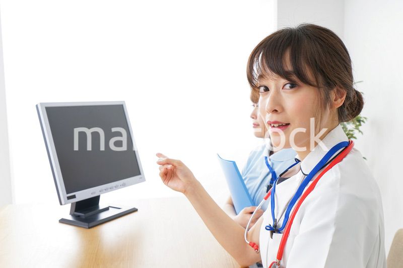 ブリーフィングをするドクターとナース