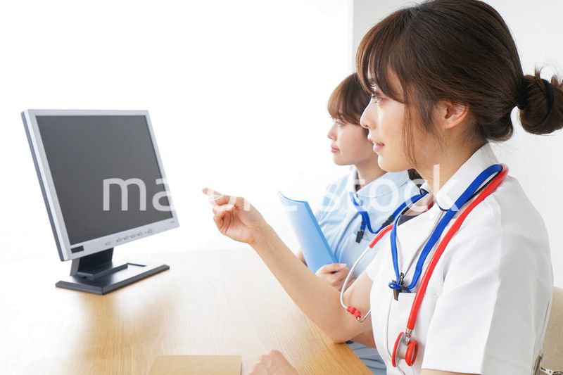 ブリーフィングをするドクターとナース