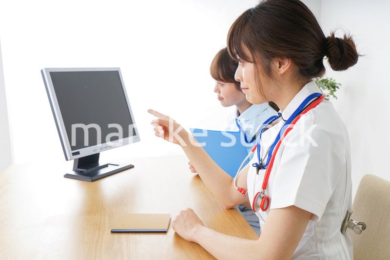 ブリーフィングをするドクターとナース