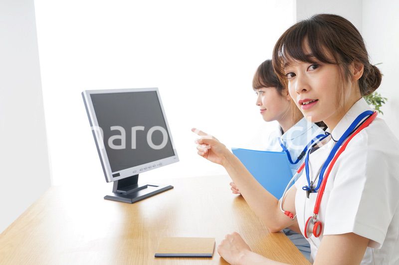 ブリーフィングをするドクターとナース