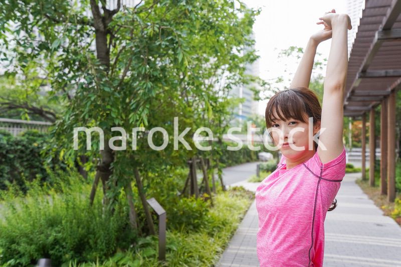 野外でトレーニングする女性