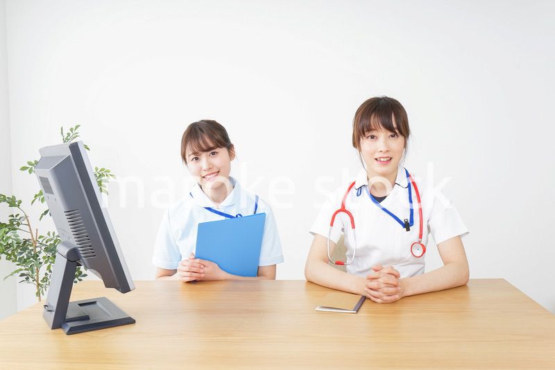 ブリーフィングをするドクターとナース