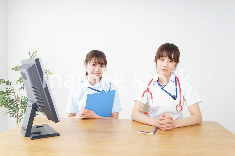 ブリーフィングをするドクターとナース