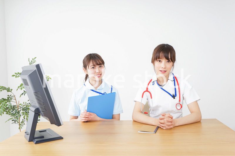 ブリーフィングをするドクターとナース