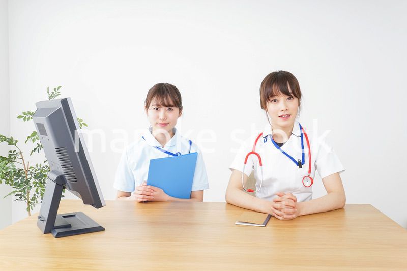 ブリーフィングをするドクターとナース