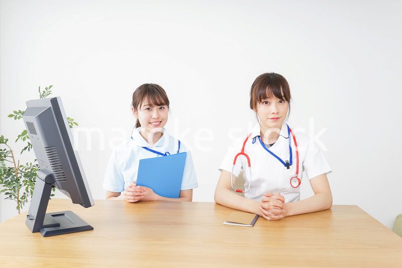 ブリーフィングをするドクターとナース