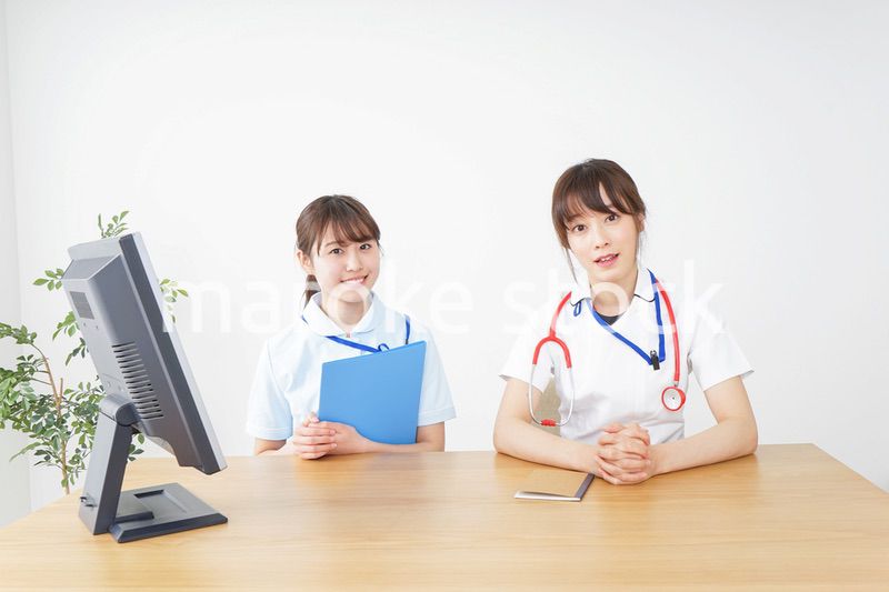 ブリーフィングをするドクターとナース