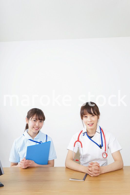 打ち合わせをする看護師