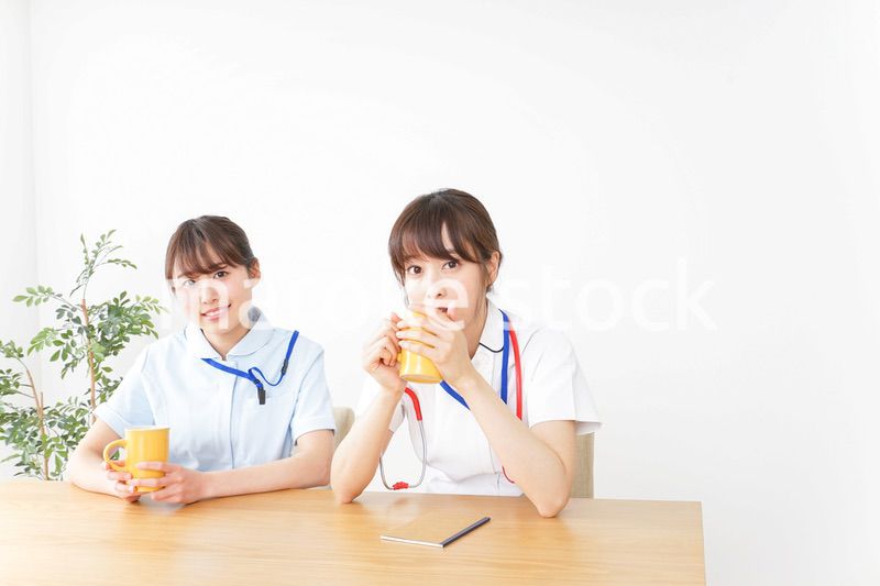 休憩をする看護師