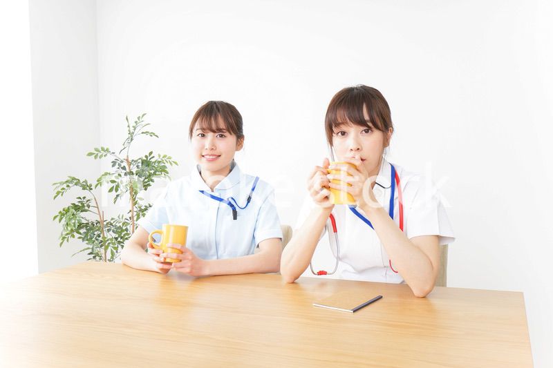 休憩をする看護師