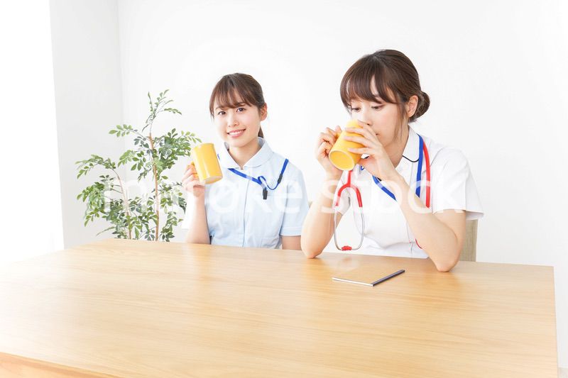 休憩をする看護師