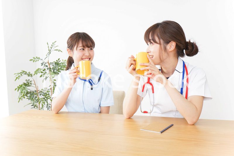 休憩をする看護師