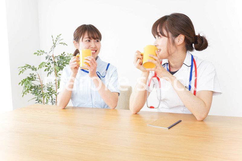 休憩をする看護師