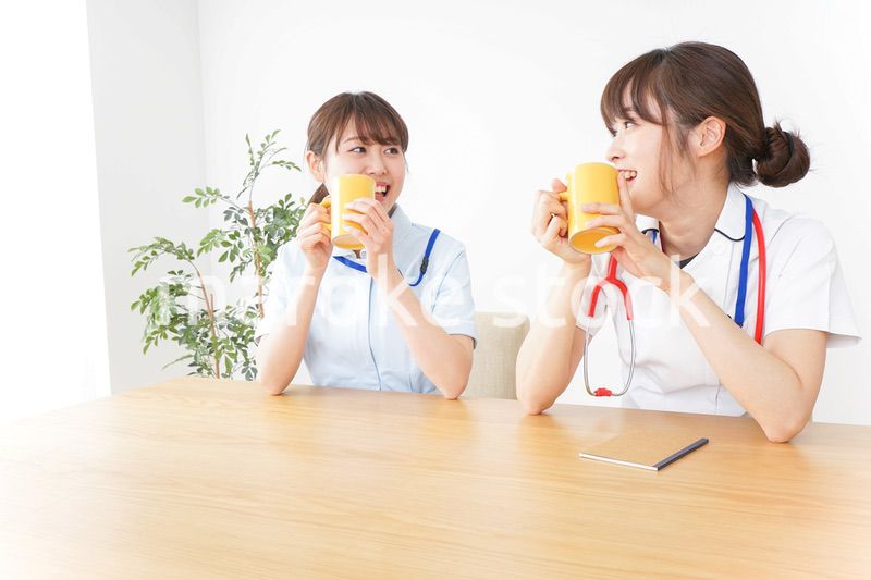 休憩をする看護師