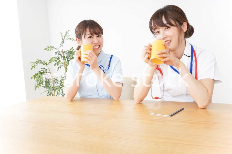 休憩をする看護師
