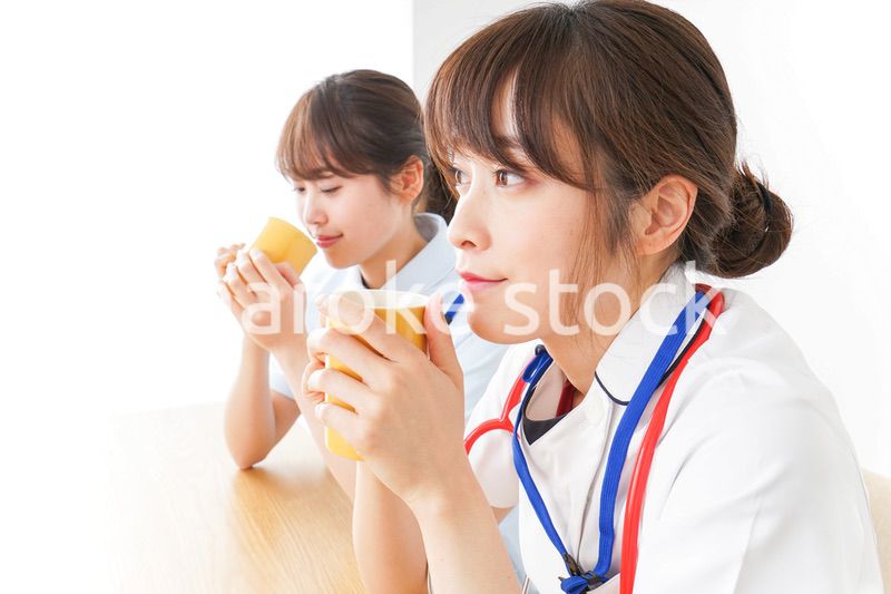 休憩をする看護師