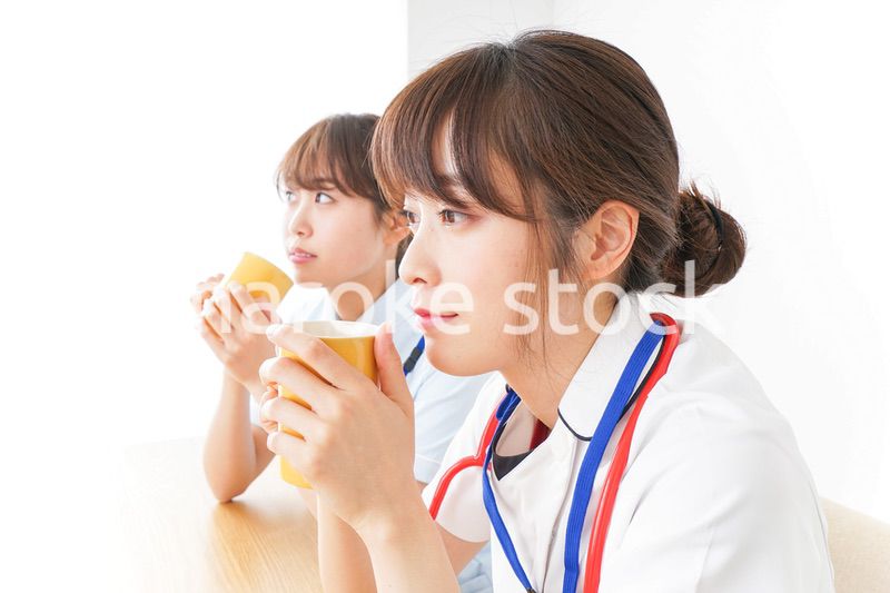 休憩をする看護師