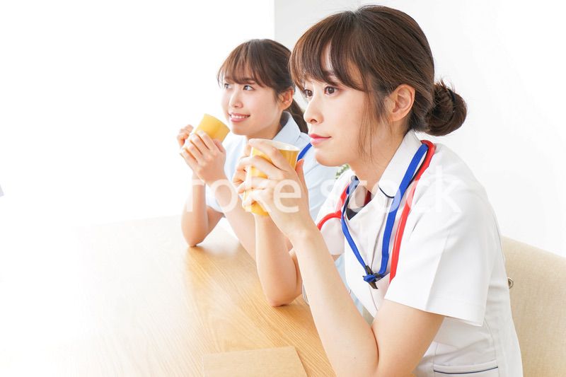 休憩をする看護師