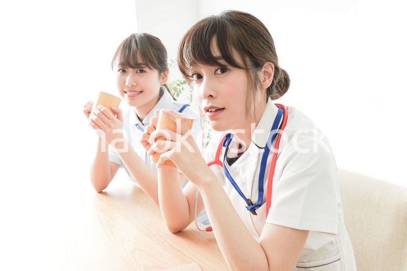休憩をする看護師