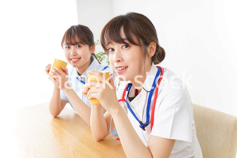 休憩をする看護師