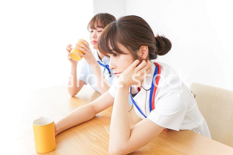 休憩をする看護師