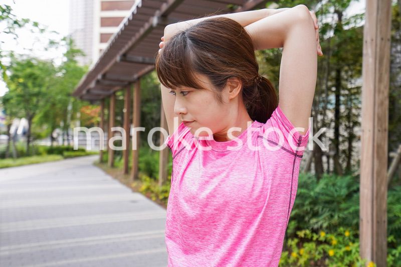 野外でトレーニングする女性