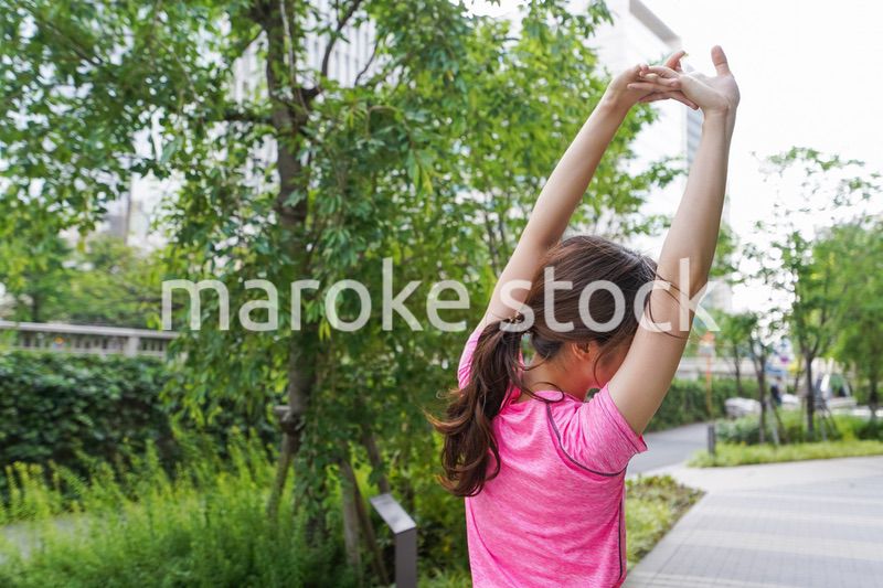 野外でトレーニングする女性