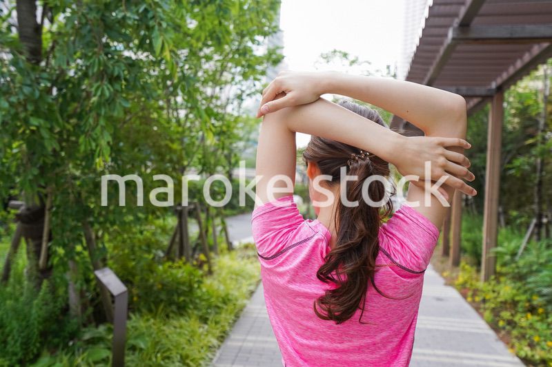 野外でトレーニングする女性